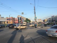 В Твери в Южном столкнулись две легковушки, одна из них от удара вылетела на тротуар - Новости ТИА