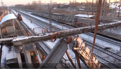 Движение поездов после обрушения части пешеходного моста восстановлено - Новости ТИА