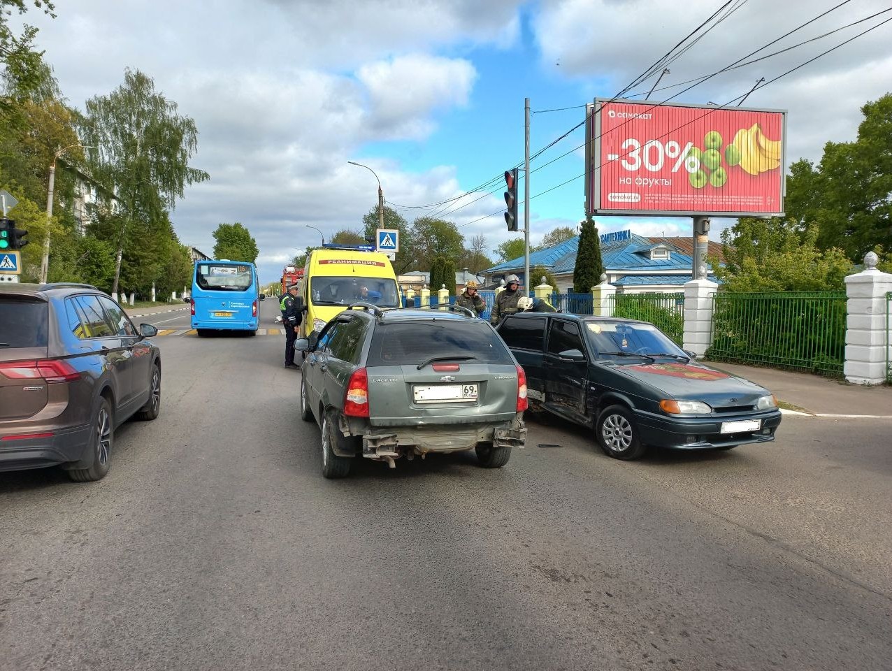 В Твери столкнулись две машины, пострадал ребенок | 24.05.2022 | Тверь -  БезФормата