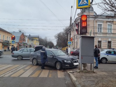ГИБДД опубликовало видео момента ДТП, где сбили женщину на тротуаре    - Новости ТИА
