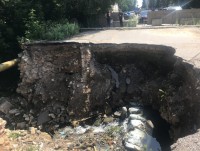Опасная улица в Торжке: обвал грунта угрожает безопасности пешеходов   - новости ТИА