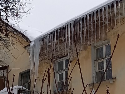 Руководителя УК оштрафовали за сосульки на крышах жилых домов - Новости ТИА