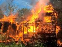 Уникальный дом в Тверской области сгорел на глазах у туристов - Новости ТИА