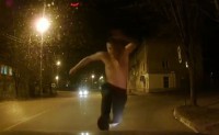 В Тверской области полуголый парень под кайфом прыгал на машины - Новости ТИА