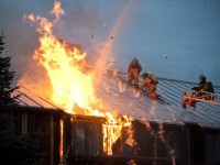 Следователи проводят проверку после гибели женщины на пожаре - Новости ТИА