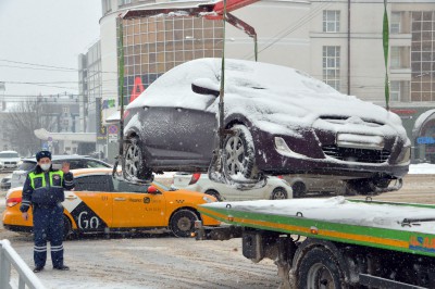 В Твери выявляют нарушителей правил пользования зонами парковки - Новости ТИА