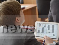 Рюкзак школьников 12-й гимназии стал легче: математику, географию и английский ребята изучают на планшетах. В чём плюсы и минусы нового проекта? - Новости ТИА
