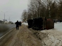 В Тверской области на трассе М-9 опрокинулась цистерна с топливом, горючее разлилось - Новости ТИА