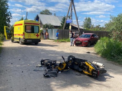 В аварии в Тверской области серьезно пострадал скутерист без шлема - новости ТИА