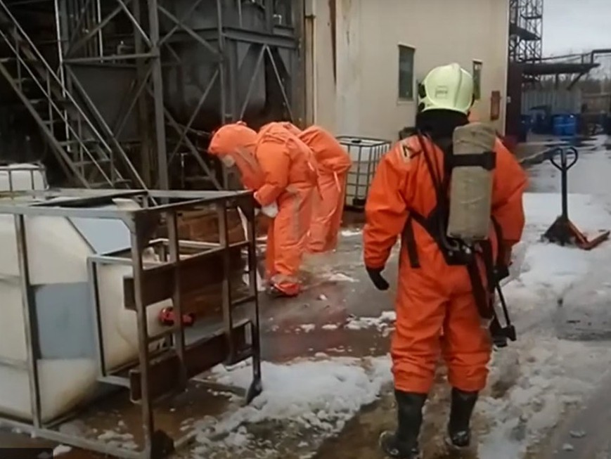 скриншот с видео УМЧС по Тверской области: ликвидация разлива брома