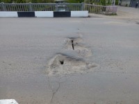 В Твери на мосту через Тьмаку сквозная трещина по всей ширине дорожного полотна - Народные Новости ТИА