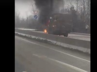 Пользователи соцсетей возмущены равнодушием проезжавших мимо горящего грузовика водителей  - новости ТИА