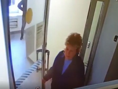 В Кимрах разыскивают женщину, которая нашла в офисе банка 5000 рублей - Новости ТИА