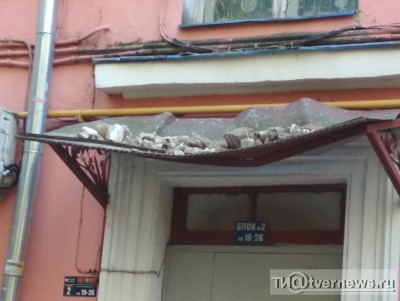 В Твери из фасада жилого дома выпадают кирпичи - новости ТИА