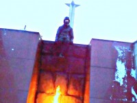 В Твери подросток в шлеме забрался на Вечный огонь на Обелиске Победы  - Народные Новости ТИА