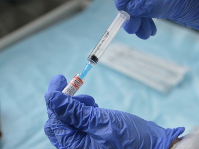 В Кремле прокомментировали планы отмены бесплатной вакцинации от ковида - Новости ТИА