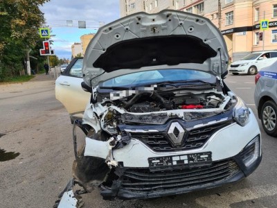 В Твери на улице Благоева произошла авария, водители пострадали - Новости ТИА