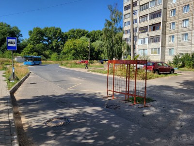 В Твери на улице Артюхиной осталась яма после ремонта коммунальных служб - новости ТИА