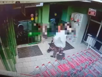 Появилось видео, как пенсионерка в магазине Твери ворует оставленный ребёнком самокат - новости ТИА