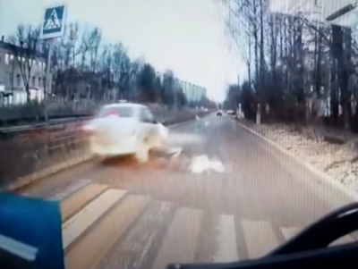 На видео попало, как машина сбивает ребёнка в Твери - Новости ТИА