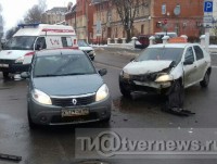 В Твери столкнулись такси и иномарка с маленьким ребёнком - Новости ТИА