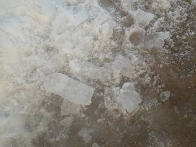 В посёлке под Тверью на женщину с крыши упала глыба льда  - новости ТИА