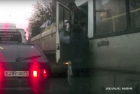 Дорожные разборки в Твери: маршрутчик с молотком и разъяренный водитель - Народные Новости ТИА