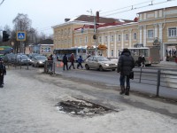  В Твери автомобиль сбил 26-летнего парня, перебегавшего дорогу на красный свет - Новости ТИА