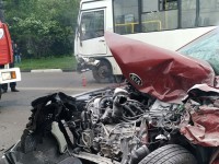 В Твери лоб в лоб столкнулись маршрутка и такси - Новости ТИА