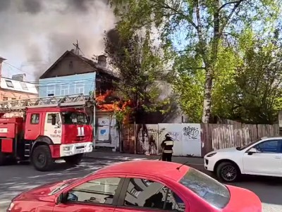 Пожарные потушили огонь в деревянном доме в центре Твери - Новости ТИА