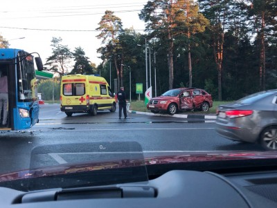 В Твери девушка на иномарке протаранила автобус с пассажирами - Новости ТИА