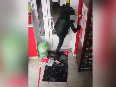 В Ржеве двое мужчин сломали дверь магазина ради виски - новости ТИА