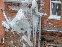 В Твери на 25-летнюю девушку упала глыба льда - Новости ТИА