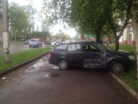 В Твери водитель иномарки врезался в столб и вылетел на тротуар - Новости ТИА