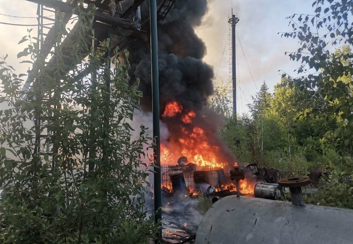 В Торжке на заброшенном заводе был пожар из-за бочек с горючими отходами |  22.07.2022 | Тверь - БезФормата