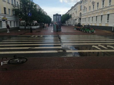 В центре Твери на пешеходном переходе под колеса попал велосипедист - Новости ТИА