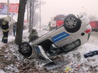 В Тверской области водитель иномарки на трассе не справился с управлением и врезался в дерево - Новости ТИА
