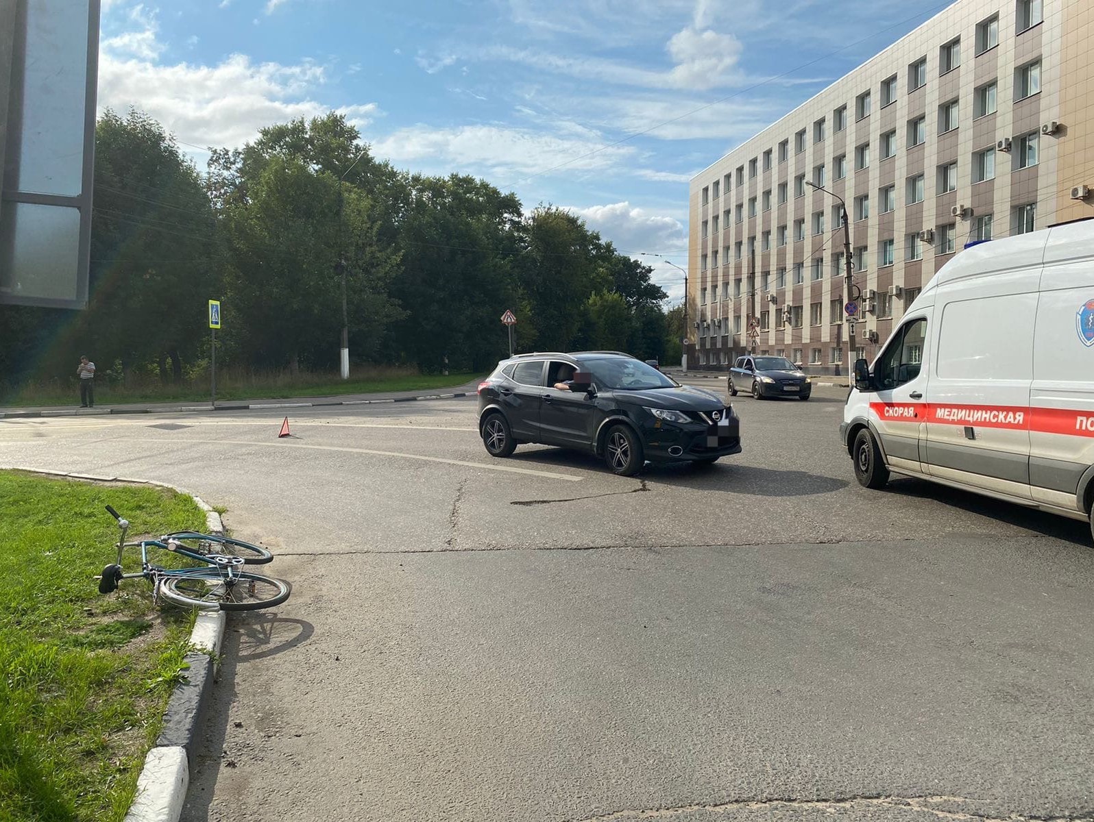 В Твери машина сбила велосипедиста, мужчина пострадал | 18.08.2021 | Тверь  - БезФормата