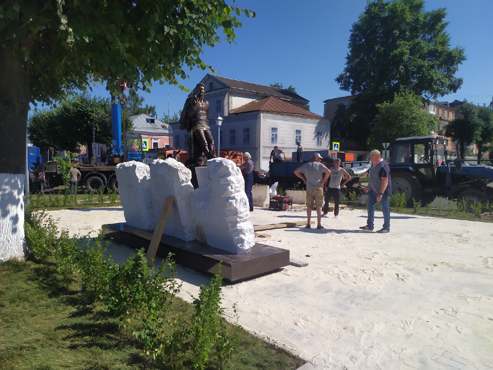 В Твери устанавливают памятник Андрею Дементьеву | 12.07.2021 | Тверь -  БезФормата