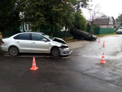 В Твери 23-летняя женщина устроила ДТП с опрокидыванием автомобиля - Новости ТИА