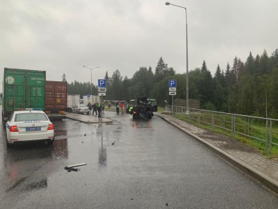 На трассе в Тверской области внедорожник врезался в фуру, двое погибли - Новости ТИА