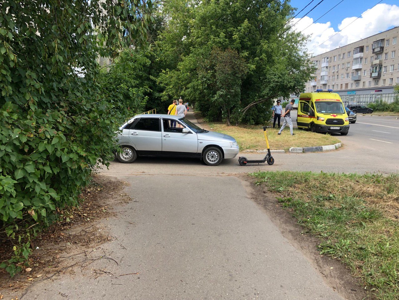 В Твери двое детей ехали на одном самокате и попали под колеса - ТИА