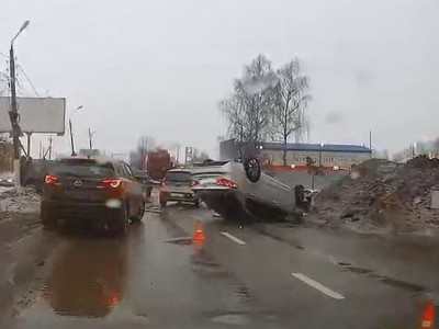 В сети появилось видео момента аварии в Твери, где авто перевернулось на крышу - Новости ТИА