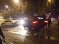 В Твери "Фольксваген Тигуан" после столкновения с "Крайслером" лёг на крышу - Новости ТИА