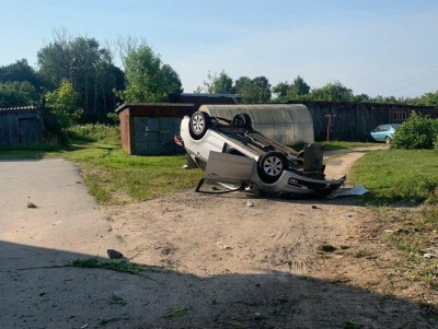 В Тверской области в перевернувшейся машине пострадал водитель - Новости ТИА