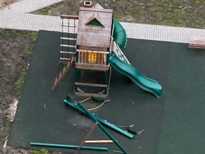 УК демонтировала качели,  c которых упал ребенок - Новости ТИА