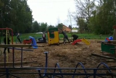 В Твери из-за жалоб жильцов на шум демонтировали дворовую детскую площадку  - Новости ТИА