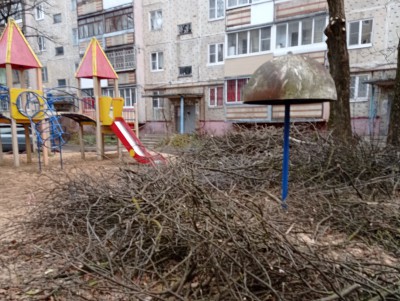 В Твери расчистили детскую площадку от мусора - Новости ТИА