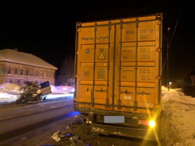 На трассе в Тверской области водитель отвлёкся на магнитолу и влетел в фуру - Новости ТИА