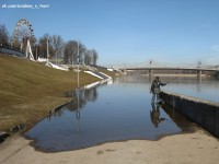 В Твери Волга начала выходить из берегов и подтопила памятник рыбаку - Новости ТИА